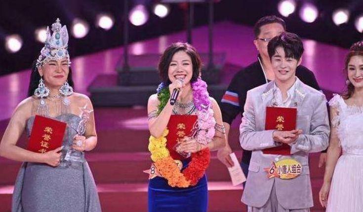 她在《星光大道》拿過冠軍，還登上央視春晚，現(xiàn)在卻街頭賣唱！