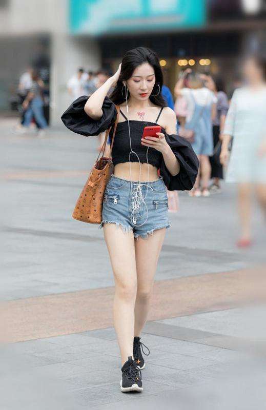 街拍:小姐姐穿搭花色连衣裙,戴着墨镜,非常时髦