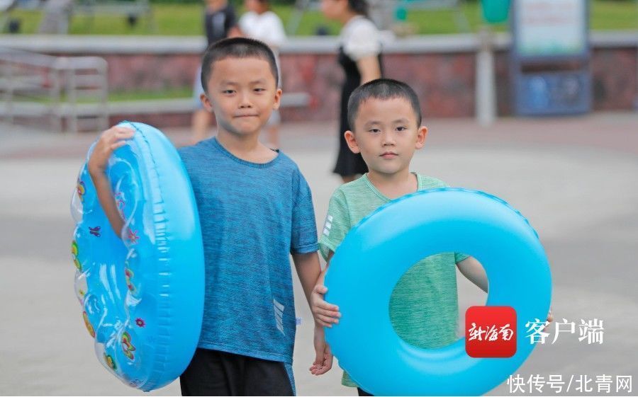 现场直击！海口市民游客假日海滩花式“洗龙水”|组图 | 记者