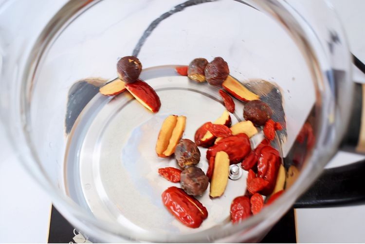 甜汤|天冷适合来一杯暖心的红枣茶，女人常喝气色好，简单好做