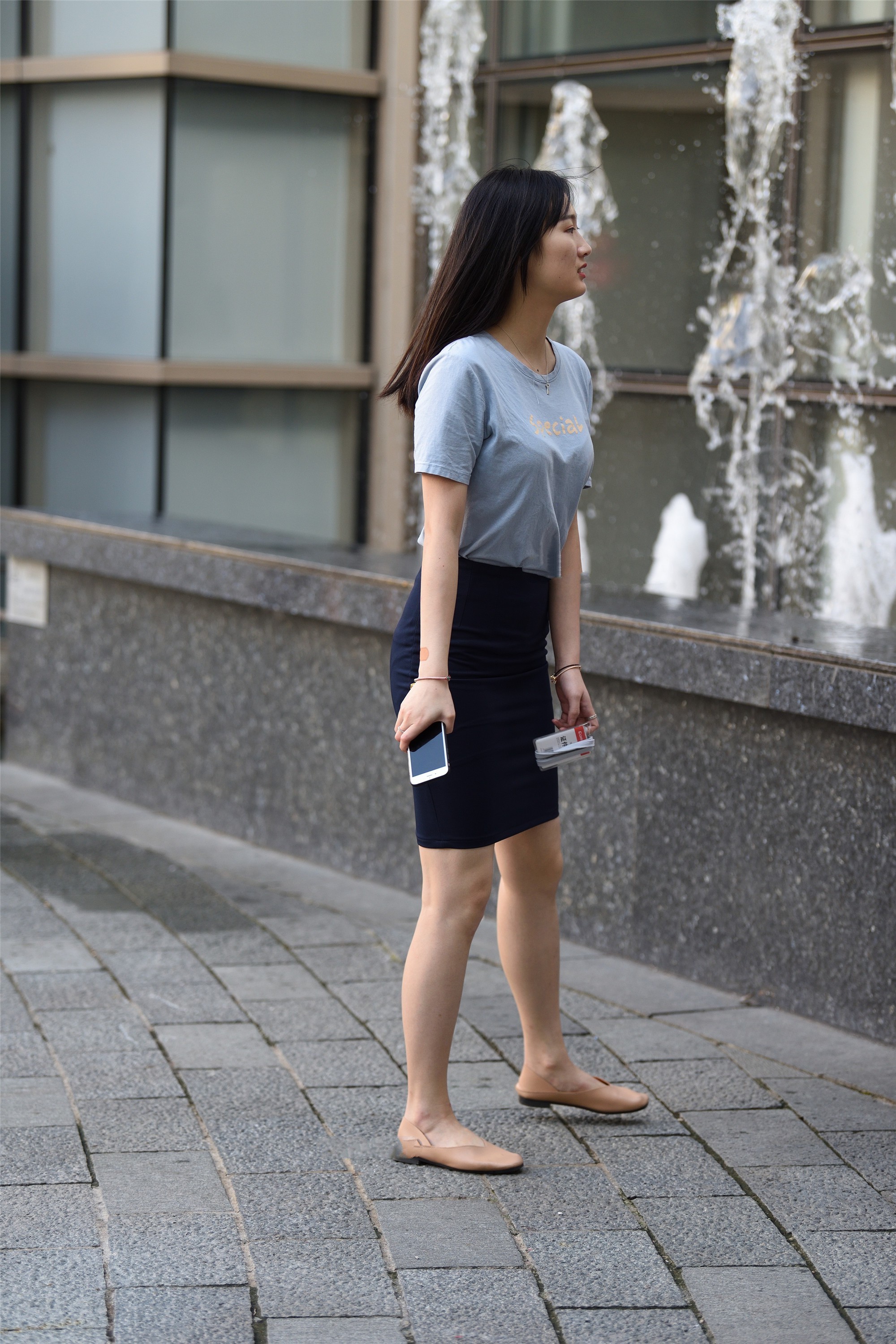 自然|蓝色字母短袖搭配黑色裙子, 优雅自然, 时尚感十足