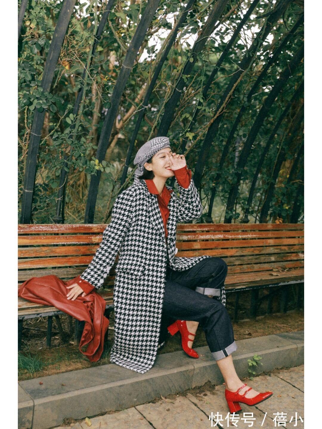 红黑|秋天穿衣色彩怎样搭配才时髦?穿搭公式“红+黑”,高级又洋气