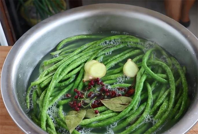 好吃|教你用传统面汤水腌酸豆角做法,2个小技巧,酸脆开胃又好吃