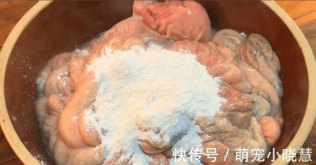 加盐|洗猪肚,加盐洗就错了,如此做,5分钟洗净,猪肚不腥不臊更入味