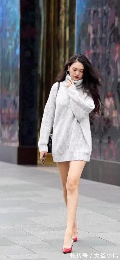美女|美女街拍：46岁小姐姐真会穿,毛衣没过短裤尽显两条大长腿,美得洒脱而通透