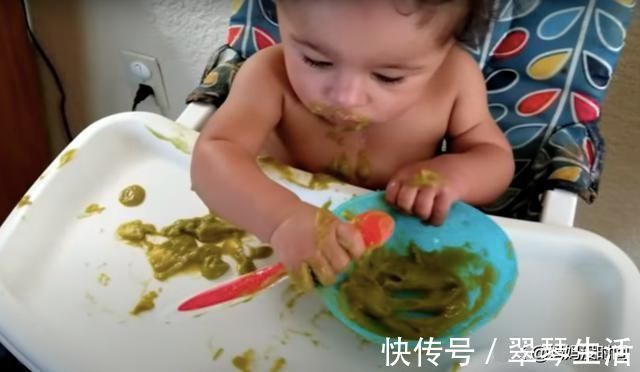 宝宝|宝宝自己吃饭有多可怕,就像用食物洗了个澡,可有谁懂妈妈的辛苦