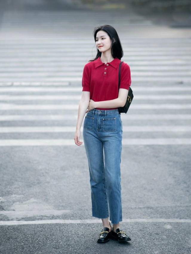 衬衫|秋天怎么穿才高级洋气,红色衬衫+牛仔裤,基础款搭配也漂亮大方