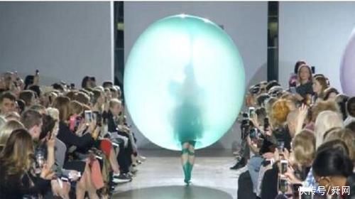穿着气球走秀的模特，当气球爆炸时，场面美爆了!
