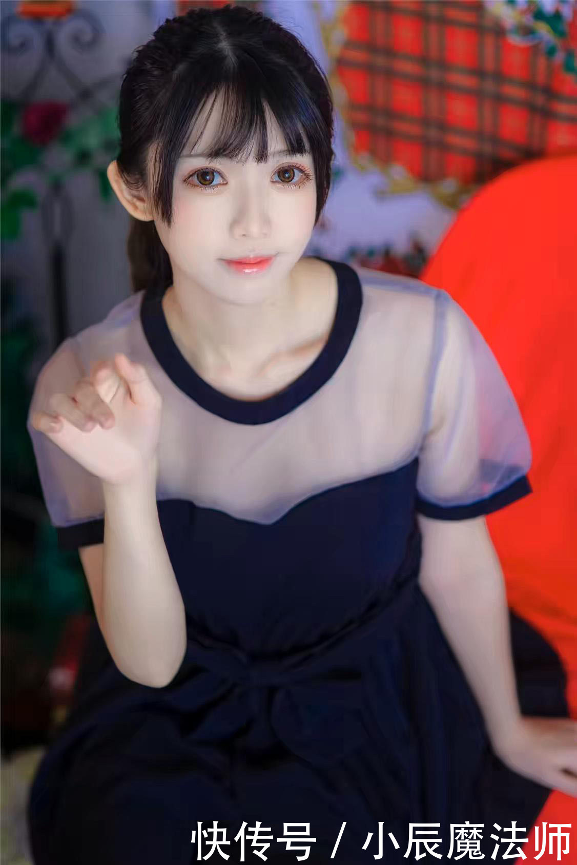 时尚:圆领透明拼装连衣裙的美女凸出锁骨既性感又吸引视线!