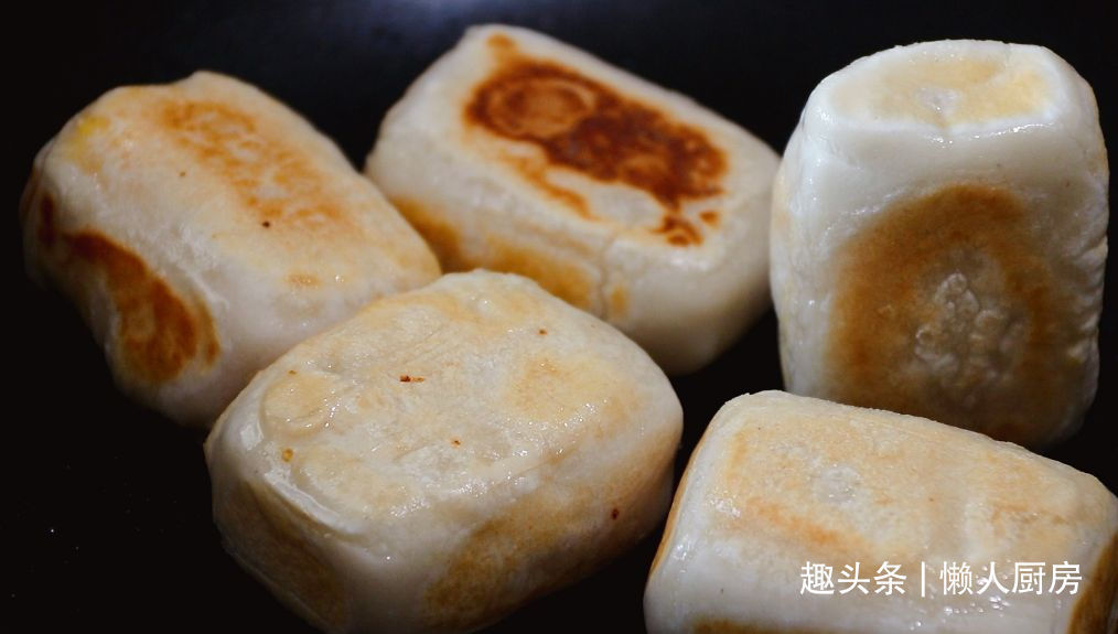 年糕不用买,撒点糯米粉,加点热水自己做,咬一口,还会爆浆