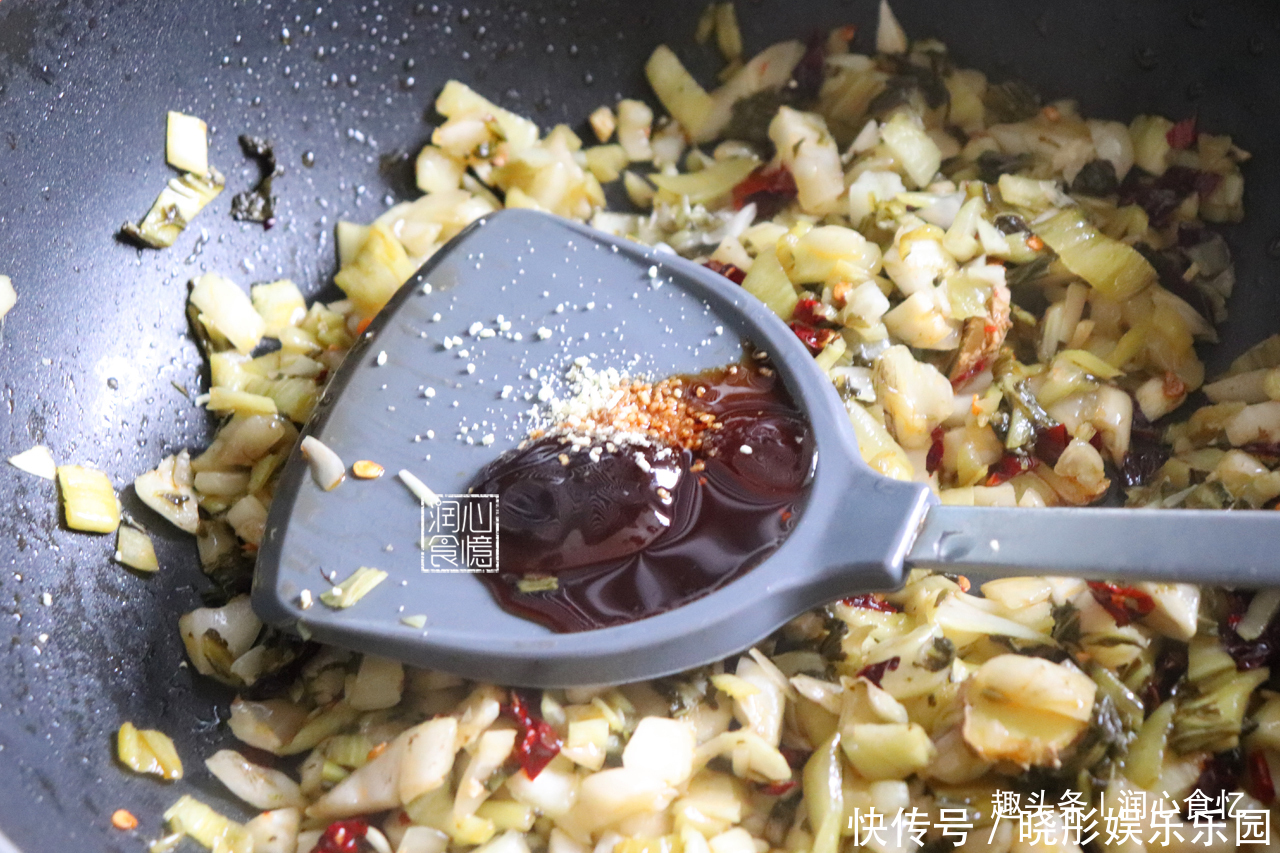  在家|想吃酸菜不用买！自己在家做5天就能吃，炒酸菜也有诀窍，教给你