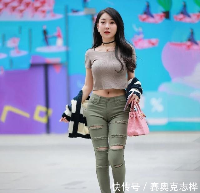 风情|穿牛仔裤提升时尚魅力,个性穿搭让人眼前一亮,展现时尚风情!