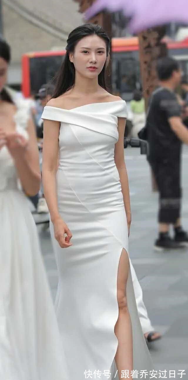 搭配 丰润多姿的连衣裙美女,露出迷人的小臂肌肤,又暖又美!