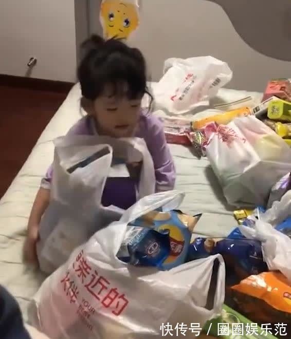 零食堆|爸爸醉酒后给女儿买零食,铺满一张床,女儿面对零食堆不知所措