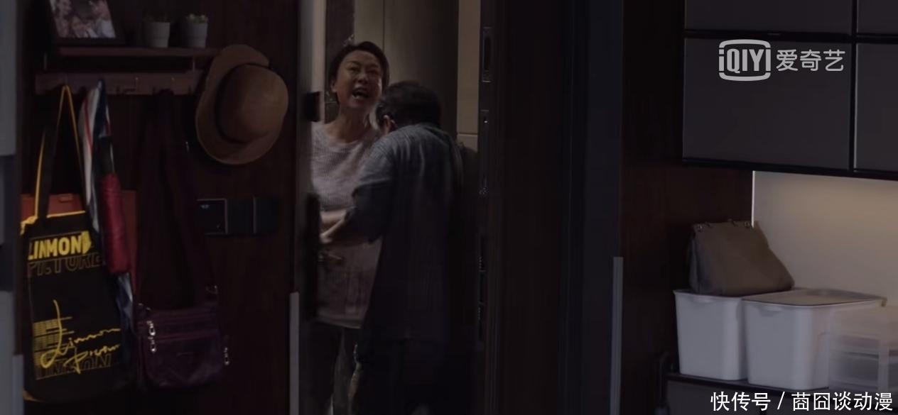 打起来了!《小舍得》宋佳终于对继母动手了,张国立砸碗都拉不住