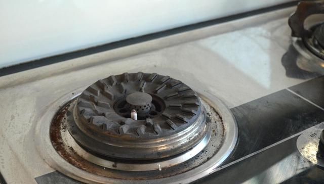 不管煤气灶有多脏，教你一招，不用一滴水，再脏的灶台一擦就干净