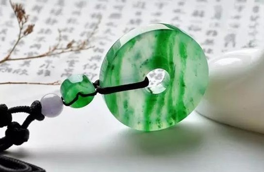 选购 不知道怎么选购翡翠这些购买要点必须要懂,才能更好的选择