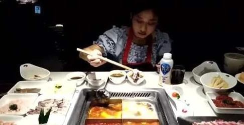 服务员|吃海底捞时,服务员“最怕”遇到的4种人,老板下次别让他进门