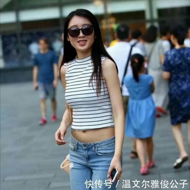 牛仔裤美女,高贵帅气,优雅的步伐散发出光彩夺目的气质