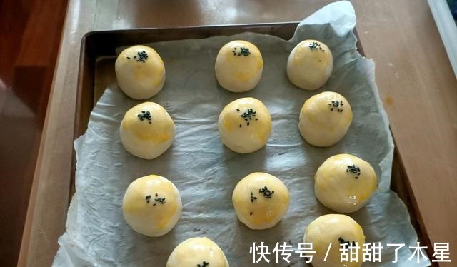 精致甜品肉松麻薯蛋黄酥，口感软糯，咸香适中，口感层次丰富！