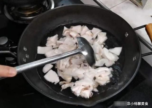 更香|熬猪油时，很多人只会加水，多加这2味，猪油更香，保存更久！