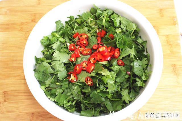 保存香菜不用放冰箱,也别晒干,教您一招,放一个月都不坏