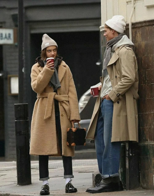 今春穿什么颜色好看？最显高级的“杏色＋墨灰”配色，错过很遗憾