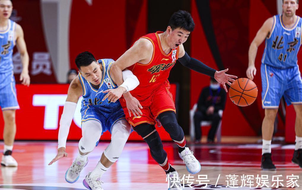 中国篮坛|到底能长多高篮坛新星身高已与NBA第一巨人持平，姚明该乐了