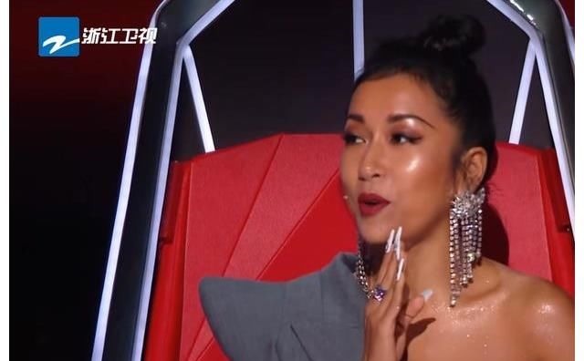 中国好声音：小导师表现各不同，黄霄云存在感较低，张碧晨很自然