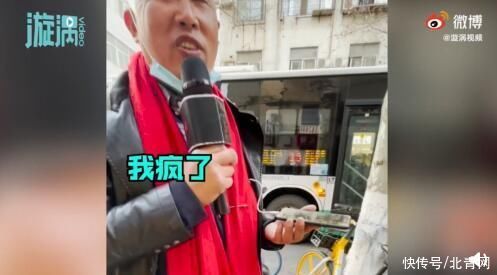 5旬男子多次求职失败街头唱歌，男子：我疯了，唱歌是为了发泄