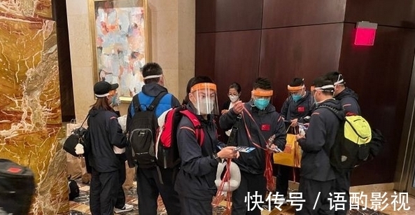 球员们|太累了!国乒历经40多小时抵达休斯敦,樊振东累到一脸疲惫不说话
