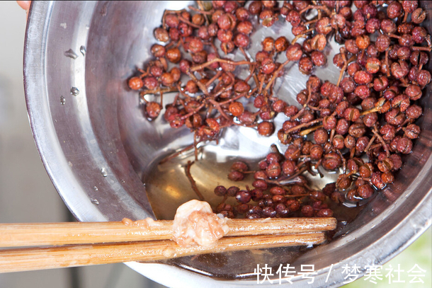 肉馅|调肉馅时,最忌放料酒去腥,大厨教你一招,肉馅鲜嫩多汁,没腥味