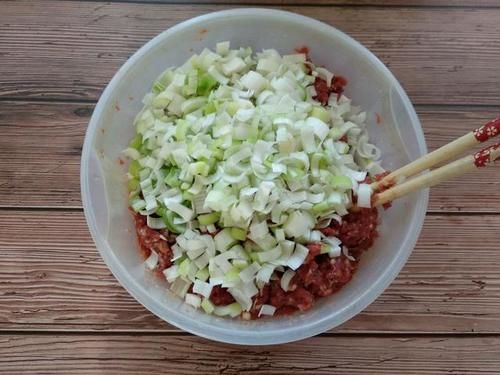  搅拌均匀|爱吃牛肉馅饼不用去买，按照此法自己做，薄皮大馅不油腻