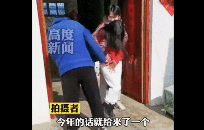 拍摄者|俩外甥上演强盗式拜年向小姨讨红包 拍摄者:小姨挺开心的
