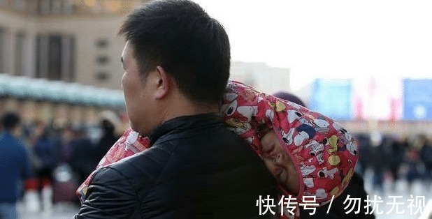 女儿|爸爸给女儿衣服穿反了,妈妈走上前看到正面后,差点笑岔气