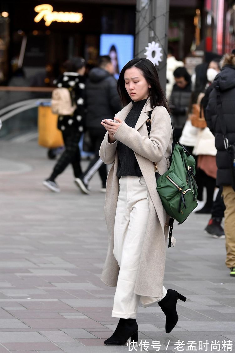 时尚 街拍:美女七分长裤露出脚踝,搭配一双运动鞋,青春时尚的感觉!