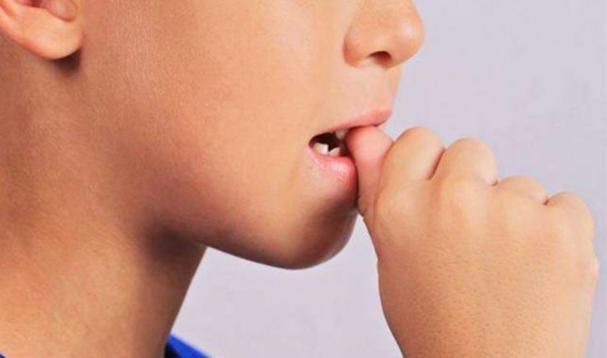 手指甲|孩子爱啃手指甲是病时间长了得抑郁症家长别再犯傻不注意