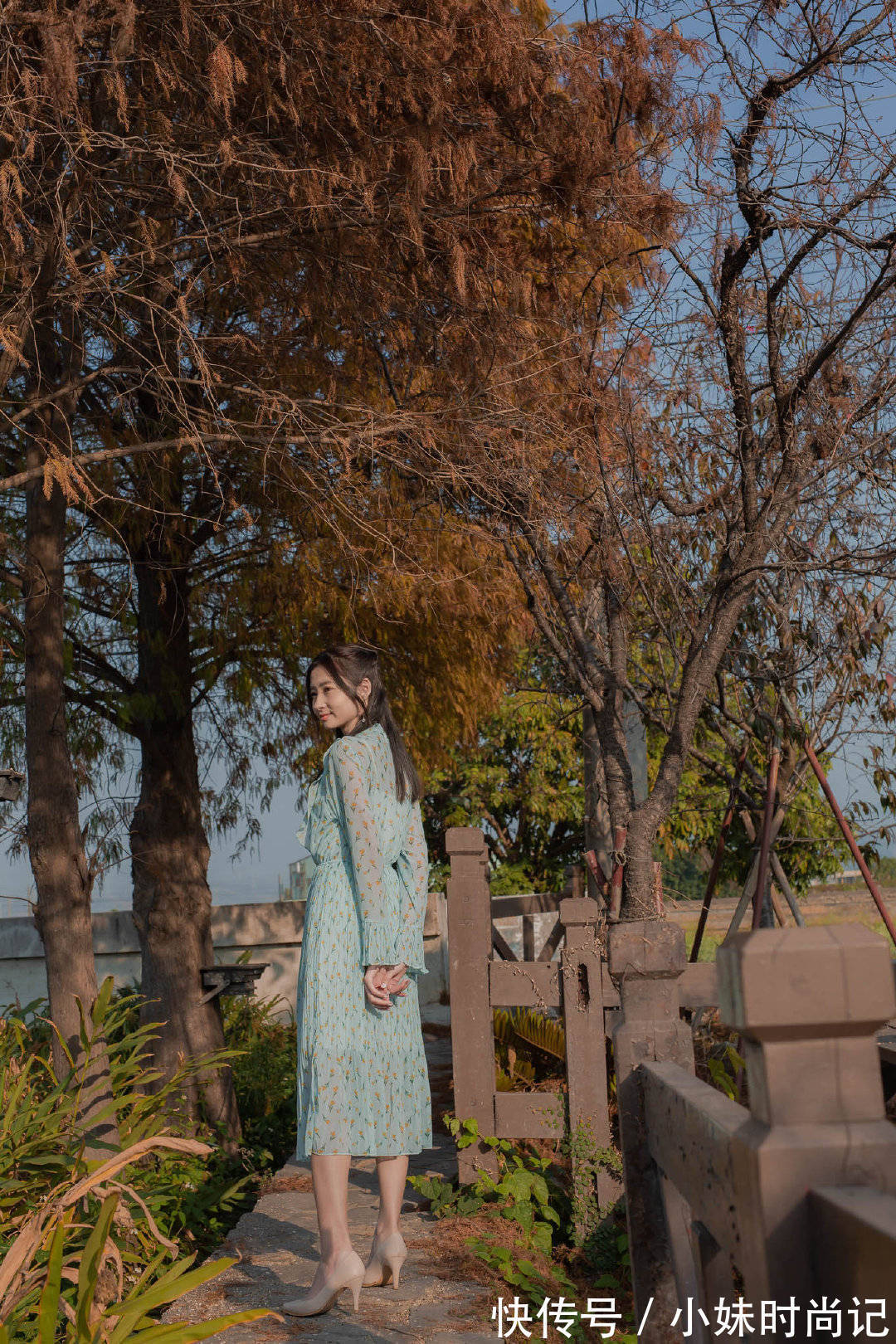 碎花裙|小姐姐的碎花裙十分的优雅清新,简约大气中也有女性的柔美