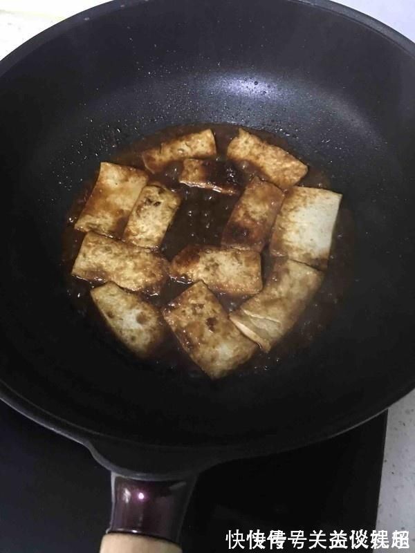 不粘锅|煎豆腐,别直接下油锅,多加这“1步”,豆腐不粘锅还不会碎