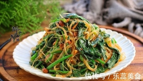 给菠菜粉丝来个“热”拌，酱香浓郁超好吃，一筷子下去就停不下来