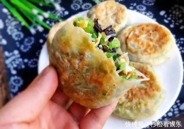  芹菜|酥脆焦黄的黄金元宝馅饼，美味的早餐美食，一碗胡辣汤，人间美味