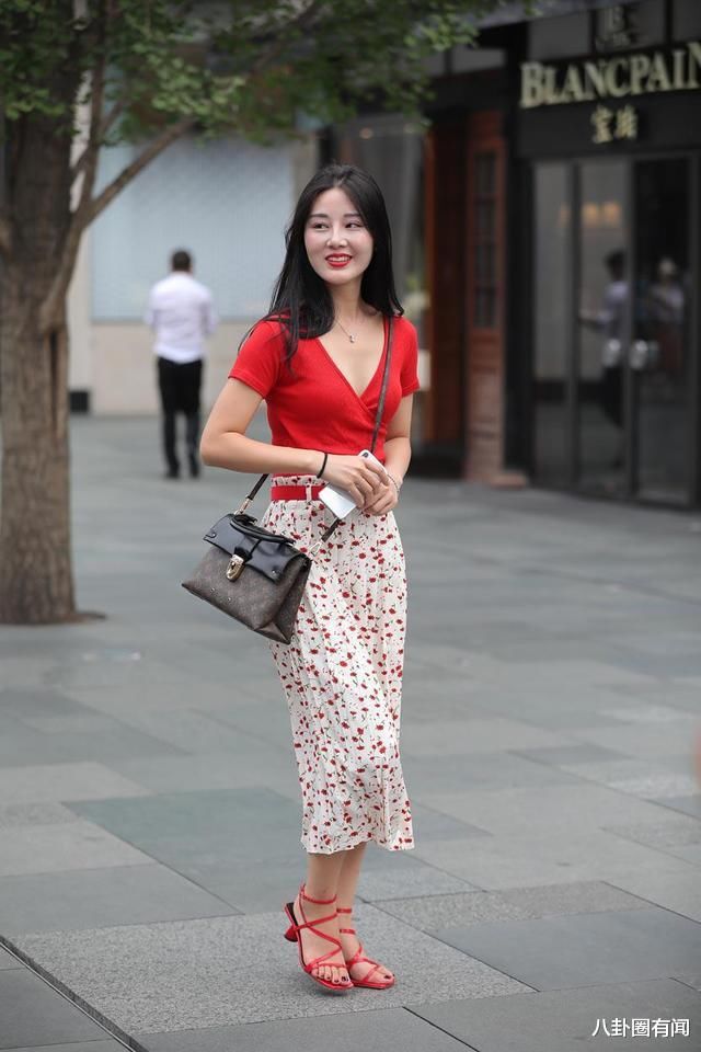 玫红小巧V领T恤衫，搭配高腰碎花裙，彰显清纯与甜美气息