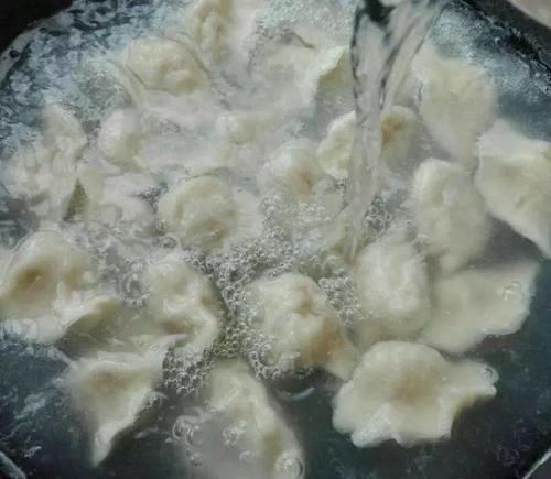 搅拌均匀|拌饺子馅，关键在于用生油还是熟油，用对了馅香四溢，饺子贼好吃