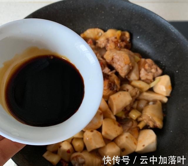 芋头搭配鸡肉这样做,芋头绵软,鸡肉细嫩入味,太解馋了!