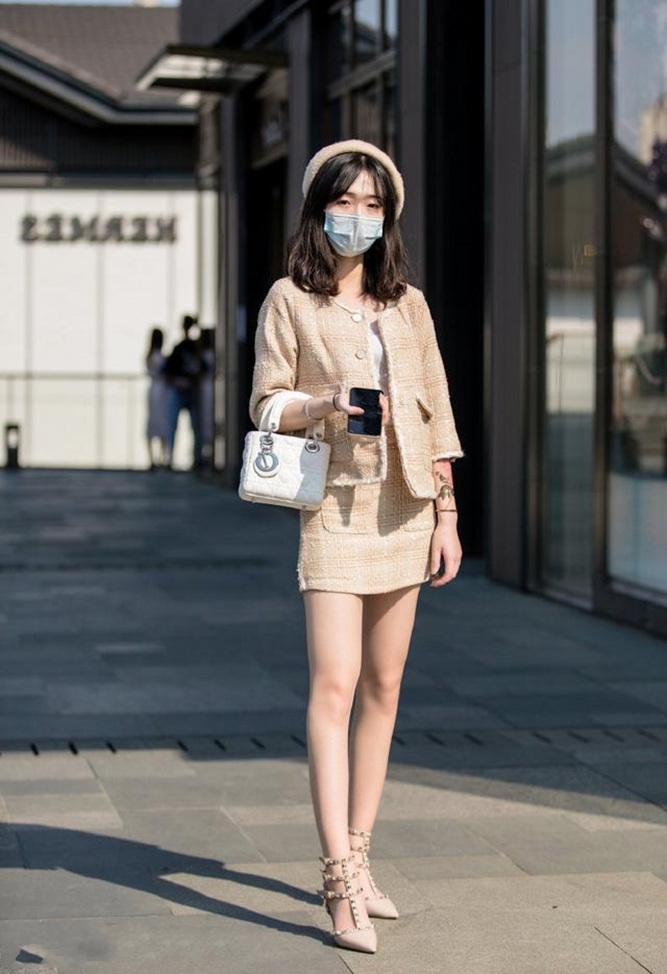 街拍,靓女穿黑色的修身半身短裙,很洋气