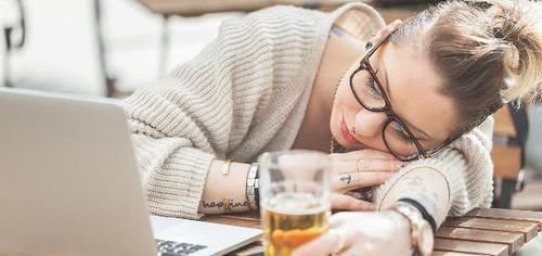 失眠多梦|失眠的“祸根”公布,医生提示及时戒掉,多喝3水,或倒头就睡