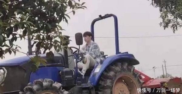 拖拉機(jī)|張藝興曬拖拉機(jī)執(zhí)照,李榮浩黃磊評論區(qū)湊熱鬧,娛樂圈第一個(gè)人