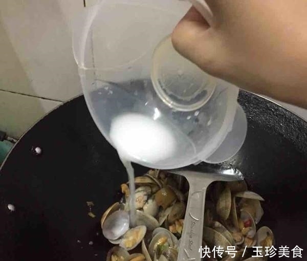 炒花甲怎么才能做出鲜味又没沙子?海边人教你正宗做法,巨赞!