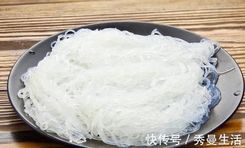 包韭菜馅饺子，最忌直接拌馅，教你此种做法，韭菜不出水更翠绿