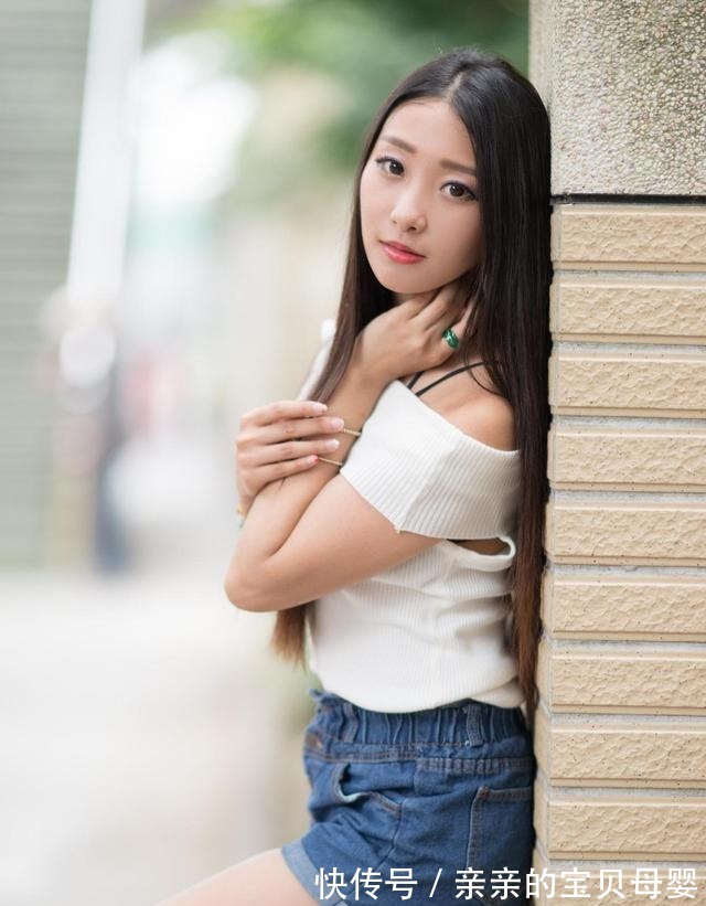 小姐姐 暑假即将来临,这位小姐姐的出游穿搭很是休闲舒适